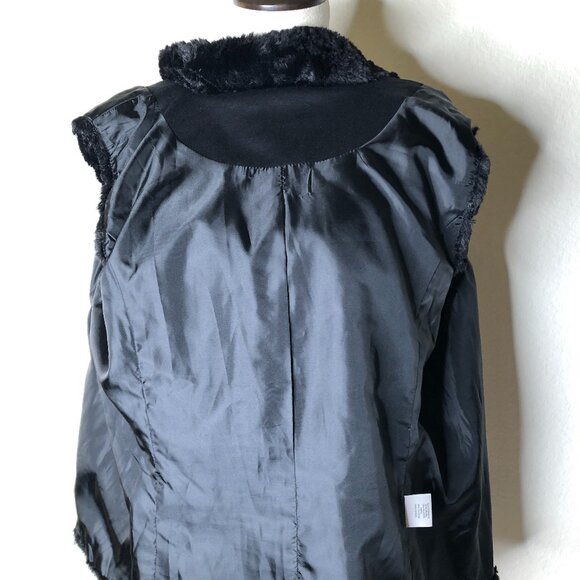 Gorgeous Faux Fur Ladies Vest/ Like New - Picture 6 of 6
